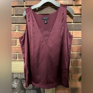 🛍️ white house black market  nice and soft maroon top.excellent condition.